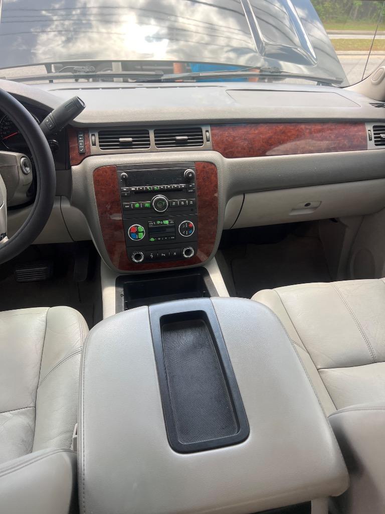 2011 Chevrolet Avalanche LT photo 9
