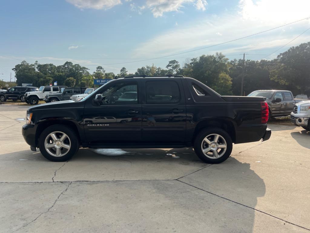 2011 Chevrolet Avalanche LT photo 6