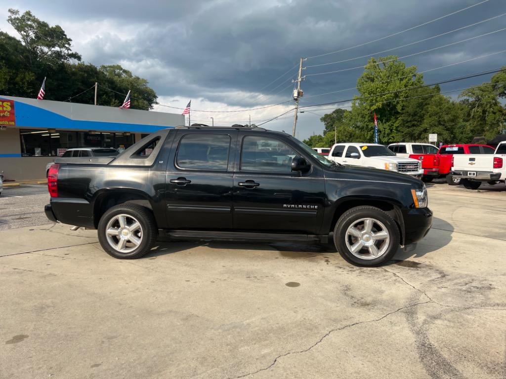 2011 Chevrolet Avalanche LT photo 3