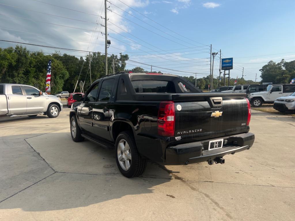 2011 Chevrolet Avalanche LT photo 5