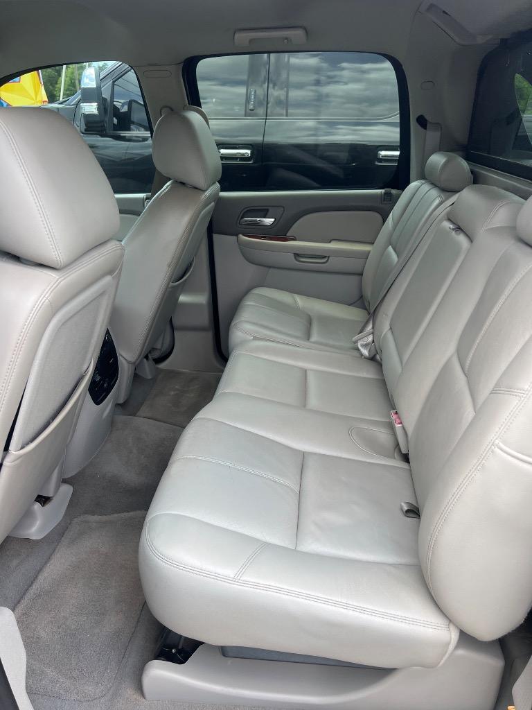 2011 Chevrolet Avalanche LT photo 11