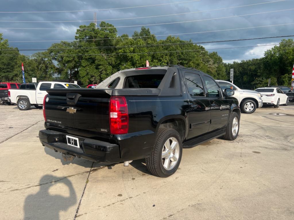 2011 Chevrolet Avalanche LT photo 4