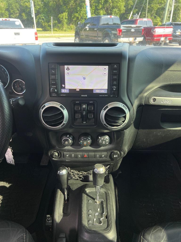 2014 Jeep Wrangler Unlimited Sahara photo 10