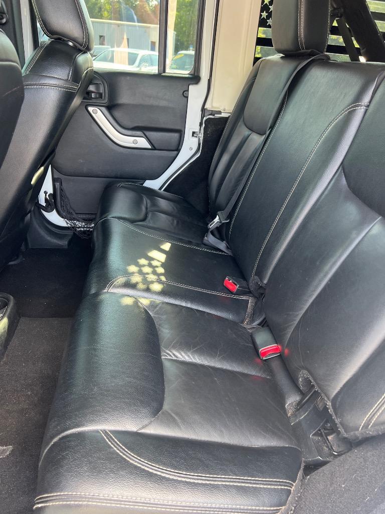 2014 Jeep Wrangler Unlimited Sahara photo 12