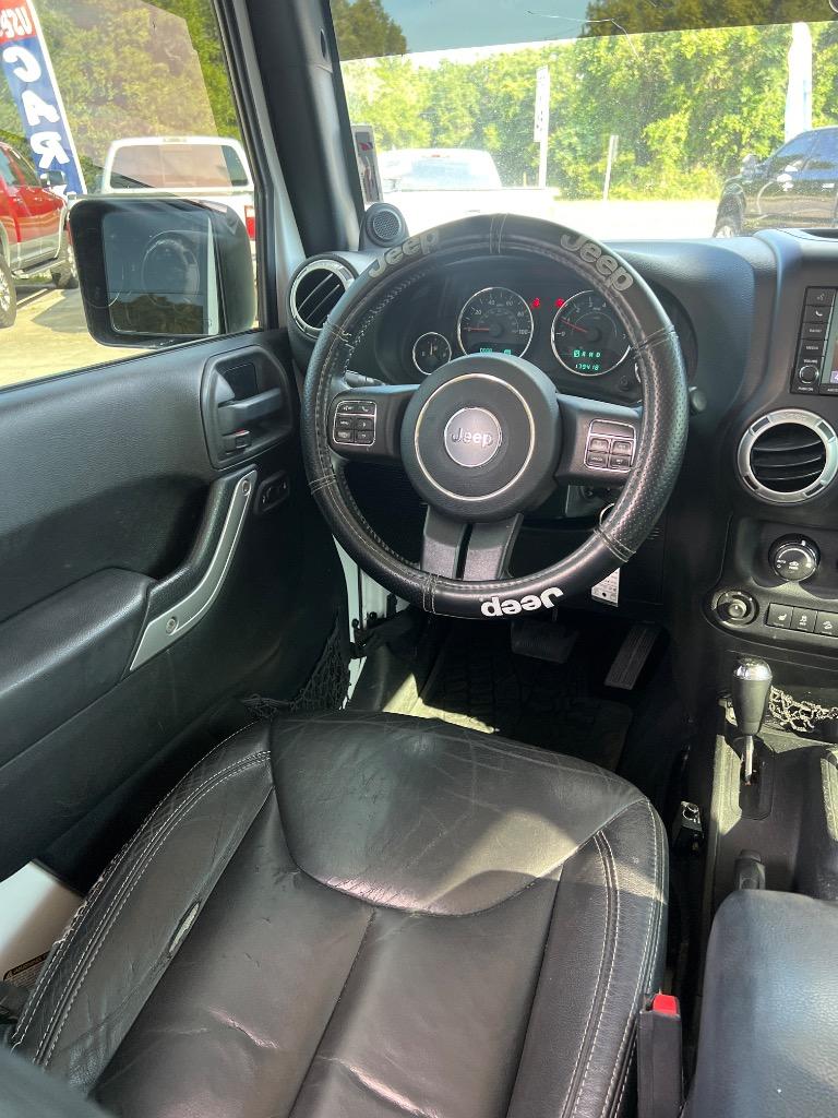 2014 Jeep Wrangler Unlimited Sahara photo 9